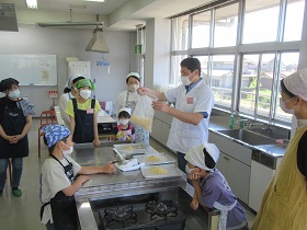 「作って楽しい！食べておいしい！親子で作ろう季節の和菓子」の様子