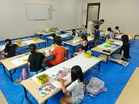 「絵画を描いて楽しもう」の様子