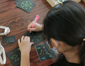 「楽しく描ける点描曼荼羅画」の様子