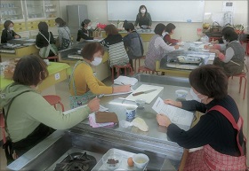 「お洒落なお菓子とパン作り講座バルーンアートを楽しもう」の様子