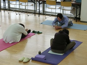 「ゆるめるヨガ」の様子