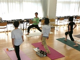 「冬に向けての養生ヨガ」の様子