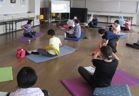 「ゆらゆら緩めて不調を改善、自分でできる自力整体」の様子