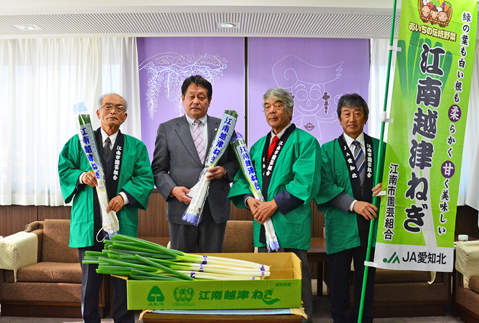 市長と江南市園芸組合の皆さんの写真