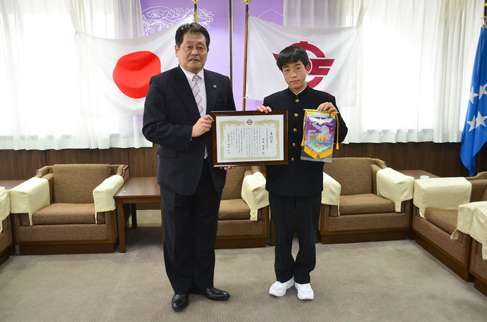 前島得亜さんと澤田市長の写真
