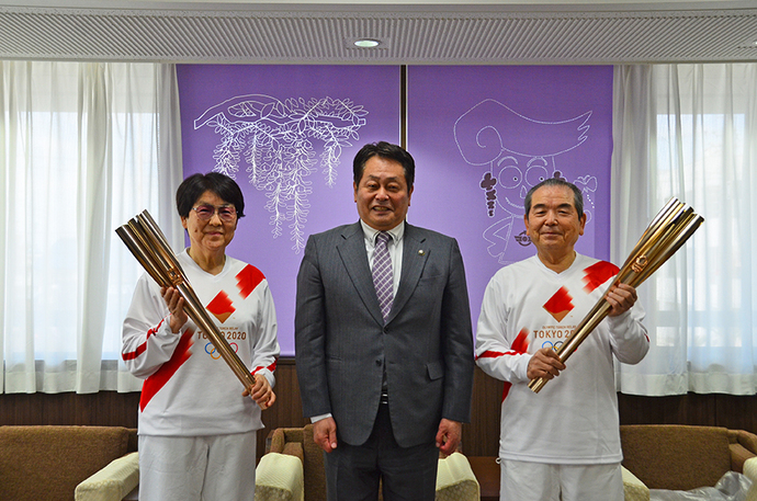 野田泰義さんと松岡英子さんと市長の写真