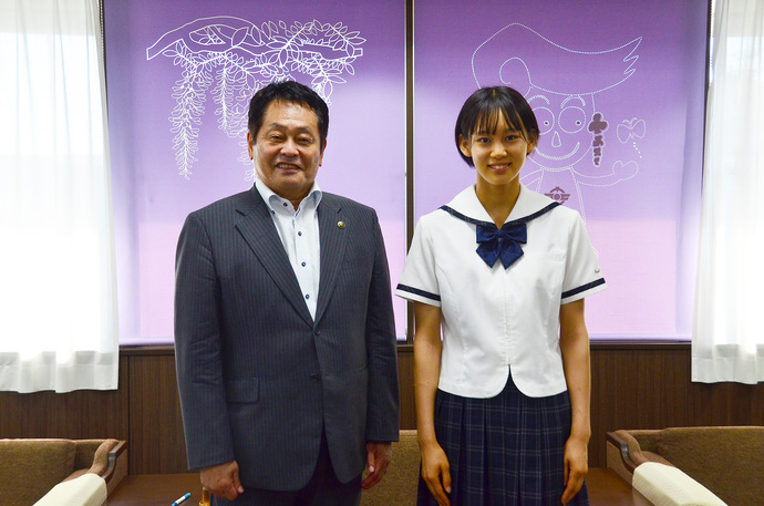 江尾瑚登葉さんと澤田市長の写真