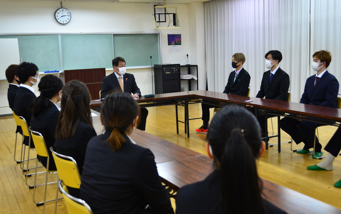 第50回成人の集い実行委員会の皆さんと市長の意見交換の様子の写真