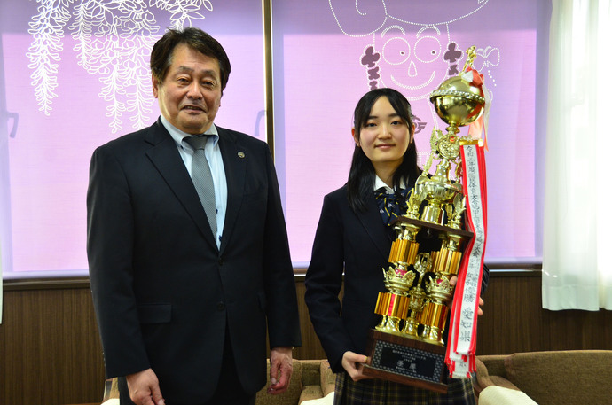 酒井愛さんと澤田市長の写真