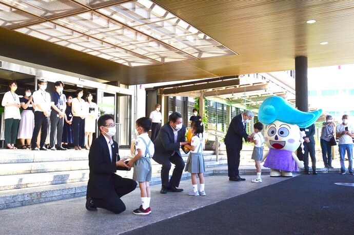 江南幼稚園の皆さんが花束を渡している写真