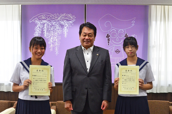 井上紗彩さん、一柳遥さんと市長の写真