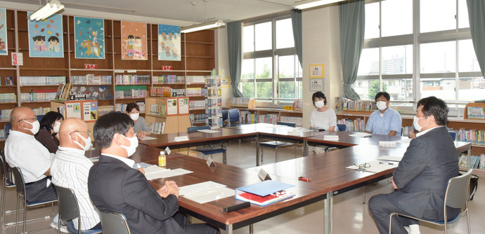 布袋小学校サポーター（ほてサポ）の皆さんと市長の意見交換の様子の写真