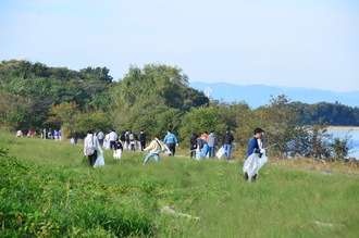 川と海のクリーン大作戦のごみ拾いのようす