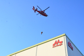 ヘリコプターで救助をする様子の写真