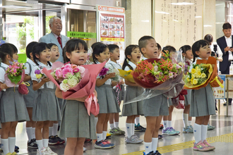 江南幼稚園の皆さんの写真