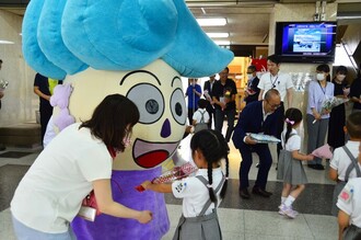 江南幼稚園の園児と藤花ちゃんの写真