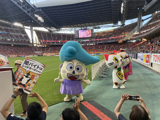 スタジアムのグラウンドを歩く藤花ちゃんの写真