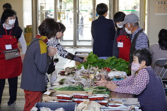 消費生活展の野菜販売の様子の写真