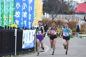 選手が走っている様子