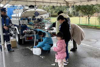 石川県津幡町での応急給水活動のようす