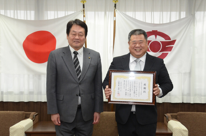 江南市立古知野南小学校開校150周年記念事業実行委員会委員長の倉地さんと澤田市長の写真