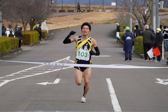 一般の部優勝チームがゴールする様子の写真