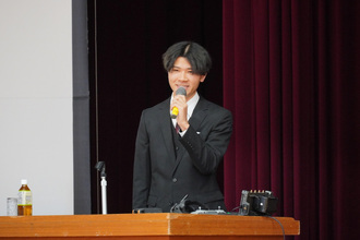 お話しする小澤諒祐さんの写真