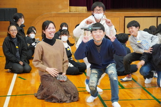 近くまで飛んできたドローンに驚く児童たちの写真