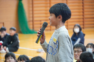 小澤さんに質問する児童の写真