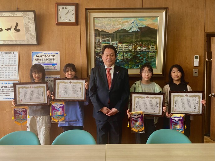 賞状をもつ児童と澤田市長の写真