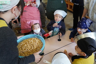 大豆が配られるのを待つ園児たちの写真