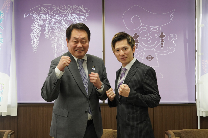 プロボクサーの赤塚翔さんと澤田市長の写真