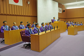 法被を着て市議会3月定例会に参加する議員と市職員