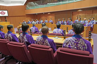 法被を着て市議会3月定例会に参加する議員と市職員