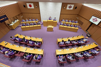 藤まつりの法被を着用して開催された市議会3月定例会の様子の写真