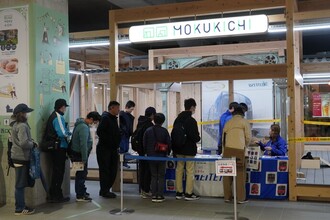 記念グッズ販売の様子