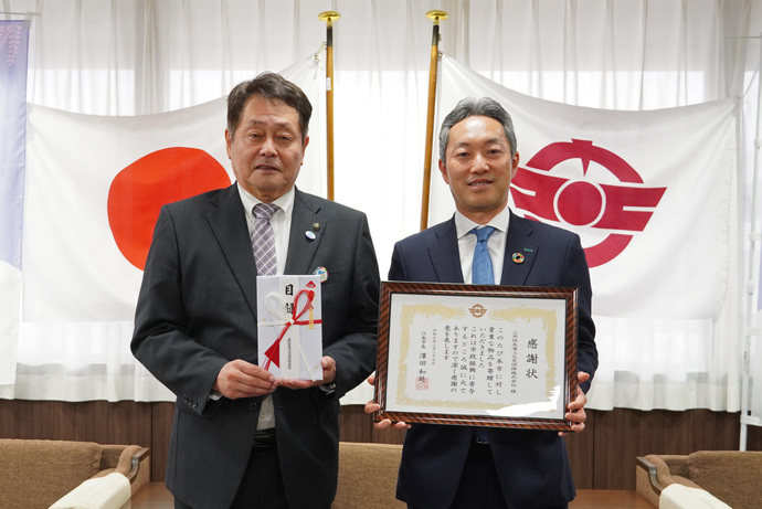 感謝状を持つ三井住友海上火災保険株式会社愛知支店の岸支店長と澤田市長の写真