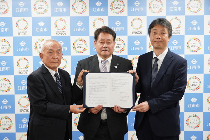協定書を持つ江南市社会福祉協議会の石川様とマックスバリュ東海株式会社の古賀様と澤田市長の写真