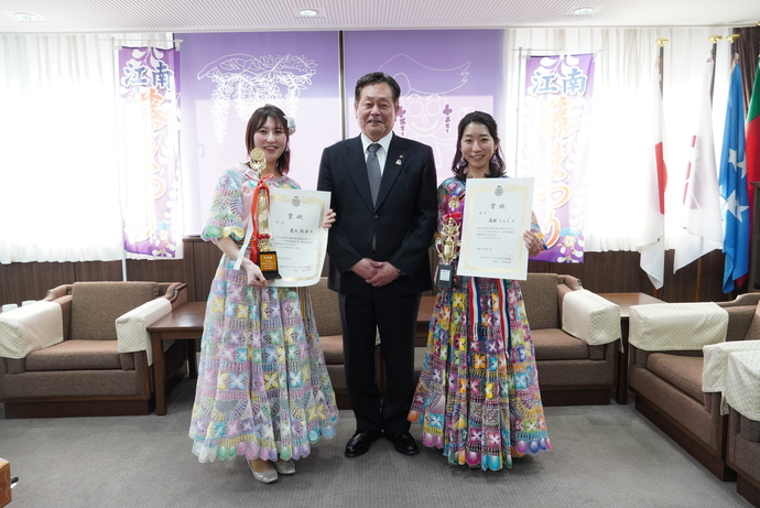 鷹氏敦子さんと高柴うららさんと澤田市長の写真