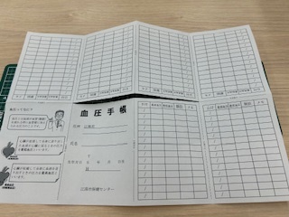折り目をつけたら、紙を広げて、真ん中にカッターをいれます。