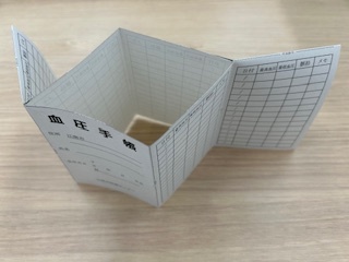 カッターを入れた部分を広げて四角柱をつくりながら。